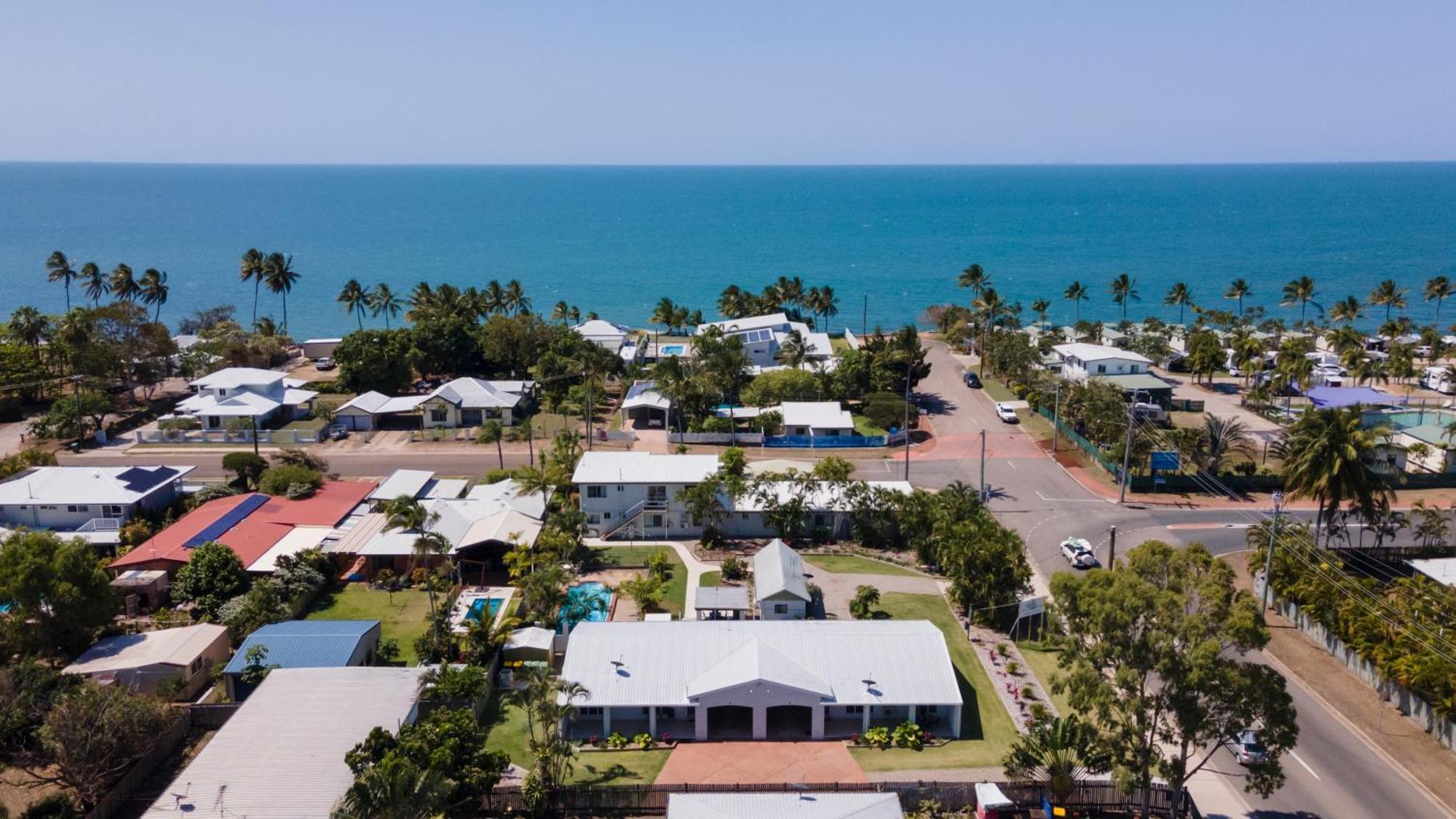 Palm View Holiday Apartments โบเวน ภายนอก รูปภาพ