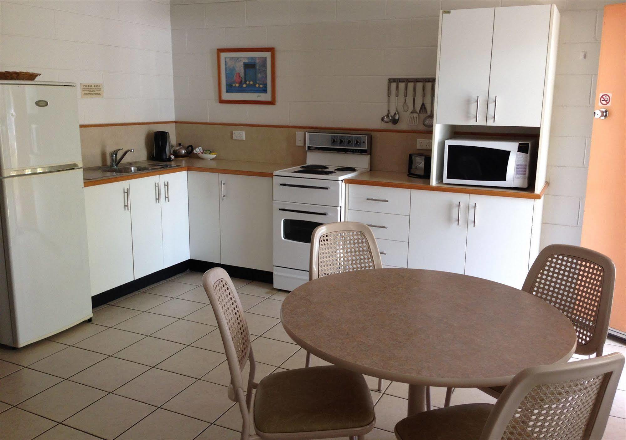 Palm View Holiday Apartments โบเวน ภายนอก รูปภาพ